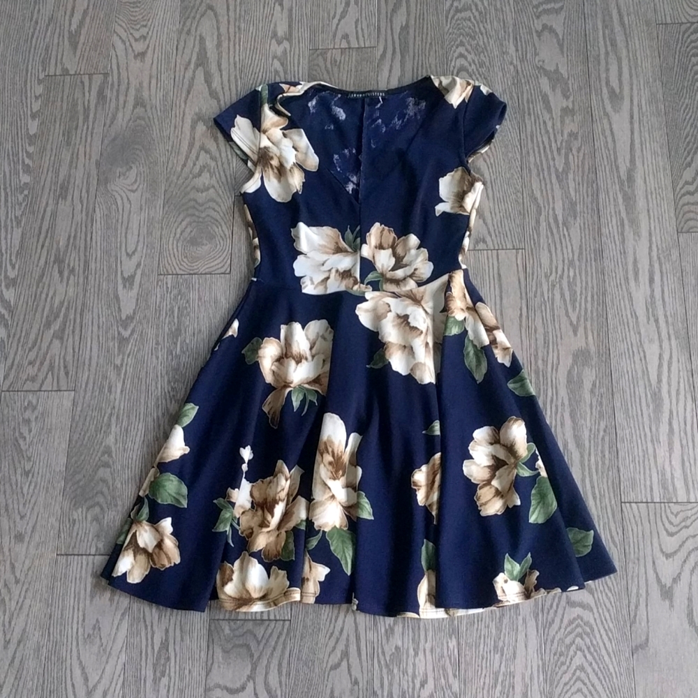 Beautiful floral dress by Seven sisters 🍀🌸🌸